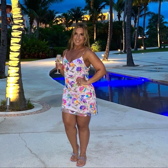 🏝Meet Your Posher🍾 - Picture 2 of 16